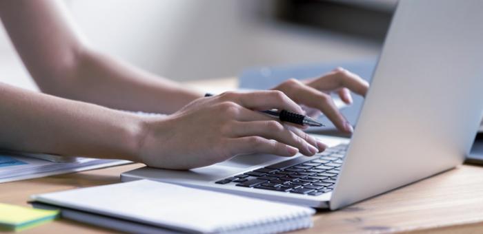 Manos sobre una laptop