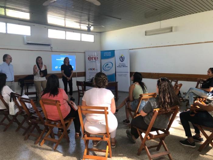 Grupo de asistentes escuchan a los conferencistas