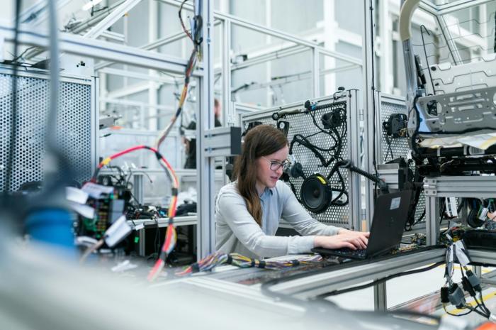 Mujer trabajando en tecnología