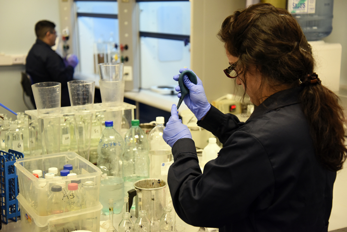 Mujer trabaja en un laboratorio