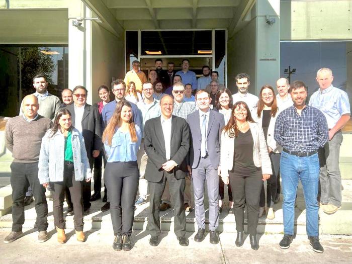Foto de participantes del evento en la explanada de la sede de UPAEP