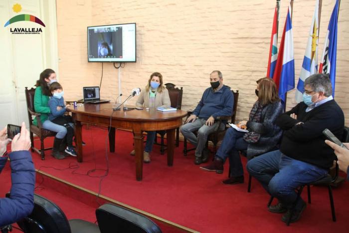 Presentación de la plataforma Gente reunida en torno a una computadora