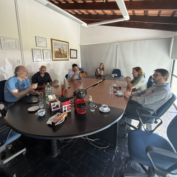 Personas reunidas alrededor de una mesa