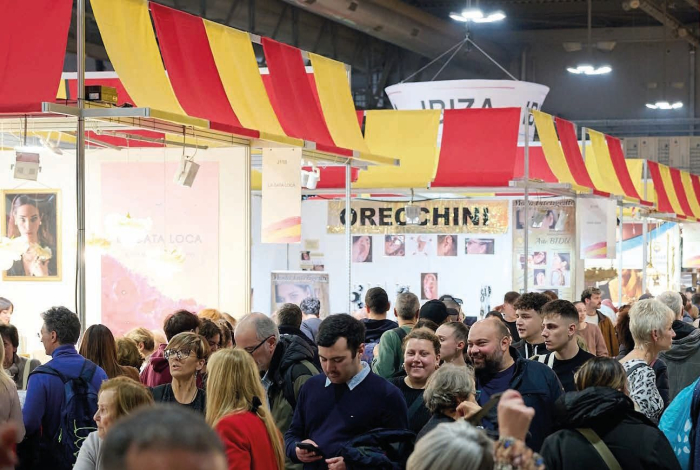Edición anterior de L'Artigiano in Feria Numerosas personas frente a stands coloridos