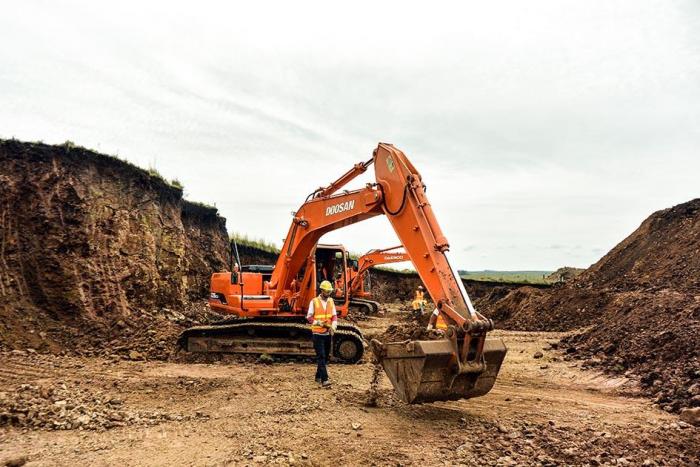 La declaración jurada de producción minera se realiza en línea. Excavadora cavando una mina
