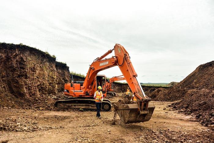 Excavadora cavando una mina