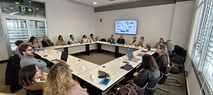 Reunión plenaria del Núcleo Productivo Plástico en el LATU Reunión plenaria del Núcleo Productivo Plástico en LATU; sentados en mesa