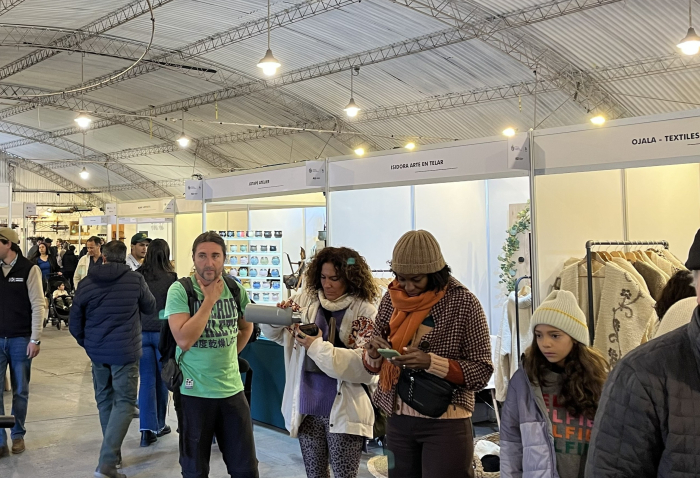 Personas recorriendo la edición anterior de Pabellón DINAPYME Expo Prado
