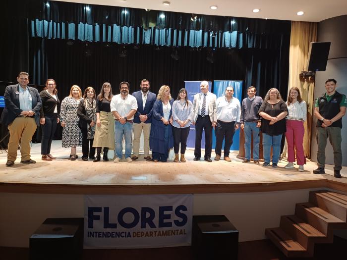 Autoridades nacionales y locales participaron de la presentación de la guía Autoridades nacionales y locales presentes sobre un escenario