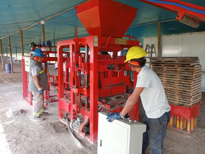 Las cooperativas pueden adquirir maquinaria con apoyo de los fondos que reciben en esta convocatoria Persona con casco trabaja con maquinaria adquirida por un proyecto de inversion cooperativo