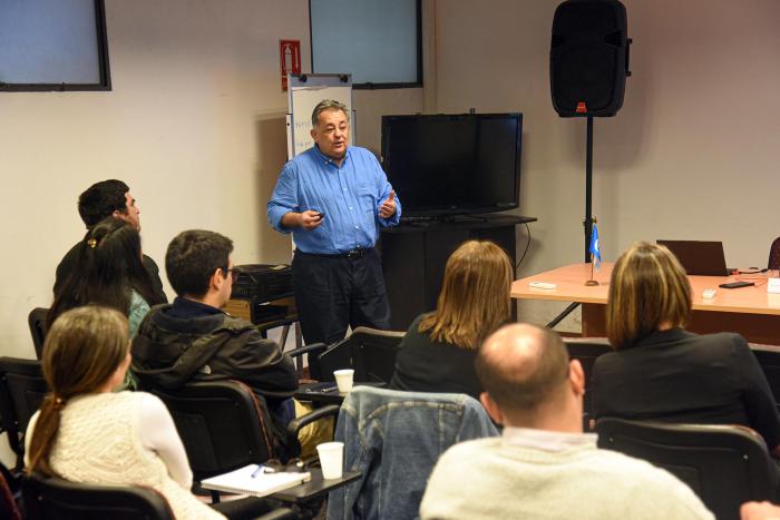 Manuel Recio junto a los funcionarios de la ARNR Experto del OIEA y personal de la ARNR dialogan en una sala