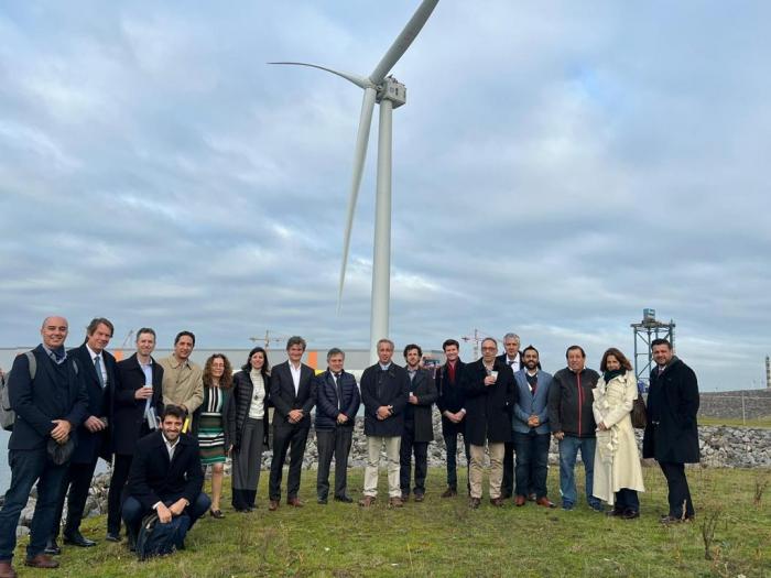 La delegación recorrió el puerto de Róterdam; en esta foto se ve, detrás, un molino de viento