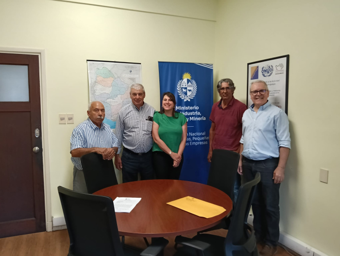 Integrantes de la SFR de San Jacinto y de Arber junto con el director y un técnico de Dinapyme