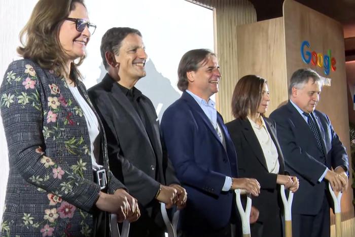 Autoridades participaron de la colocación de la piedra fundamental de Google Autoridades, de pie, con palas en la mano
