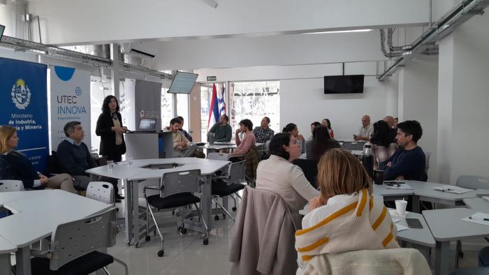 Personas reunidas en un salón