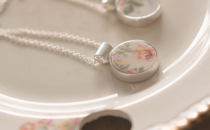 Collar con rosa dibujada, en colores claros