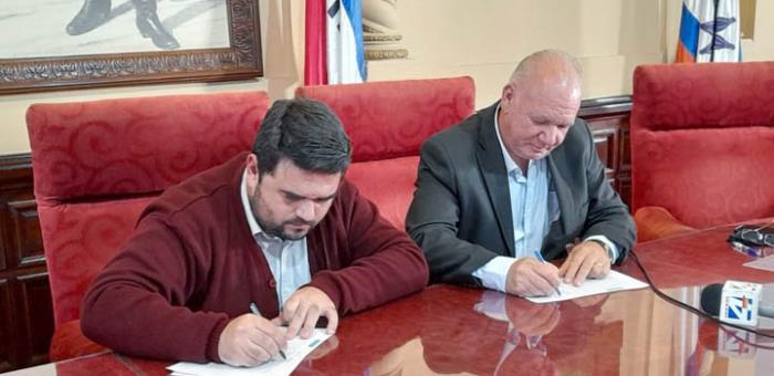 El ministro (I) Verri y el intendente Olivera durante la firma del convenio. El ministro (I) Verri y el intendente Olivera durante la firma del convenio.