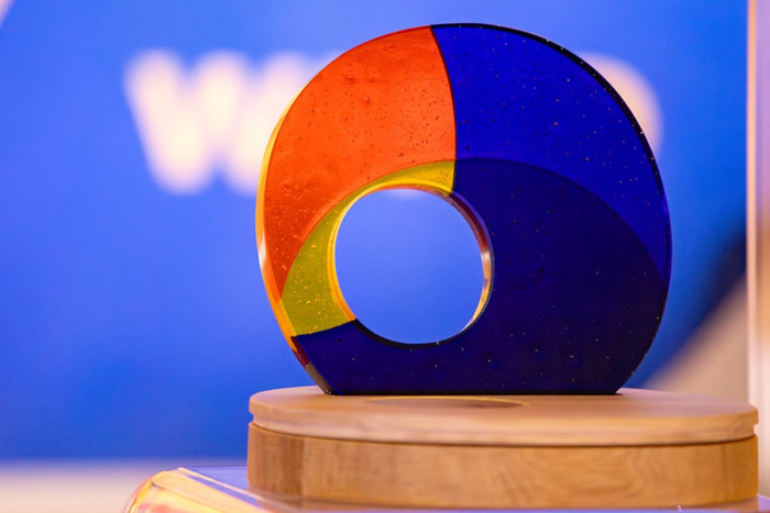 Las inscripciones están abiertas hasta el 31 de marzo. Premio de colores vivos y forma circular.