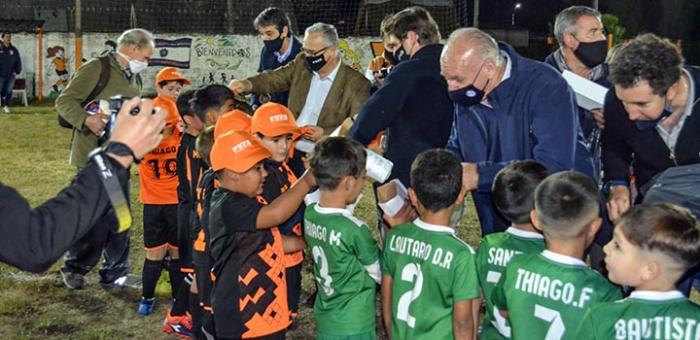 El subsecretario del MIEM, Walter Verri, y otras autoridades, junto a los niños de IASA de Paysandú El subsecretario del MIEM, Walter Verri, y otras autoridades, junto a los niños de IASA de Paysandú