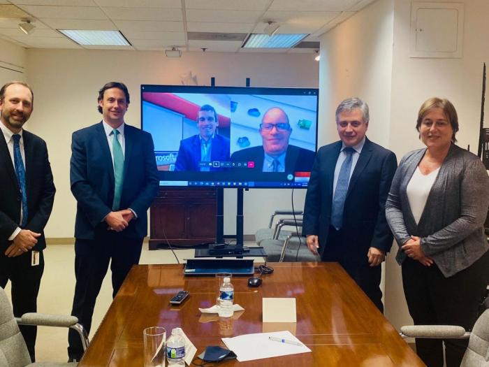 Ministro Omar Paganini con el embajador de Uruguay en EEUU y autoridades de Microsoft 