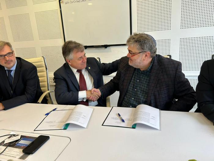 Ministro Paganini y Jon Medved se dan la mano tras firmar el acuerdo. El ministro Paganini y el CEO de OurCrowd, Jon Medved, se dan la mano luego de la firma del acuerdo