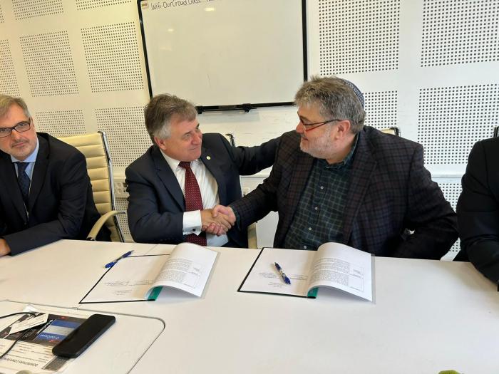 El ministro Paganini y el CEO de OurCrowd, Jon Medved, se dan la mano luego de la firma del acuerdo