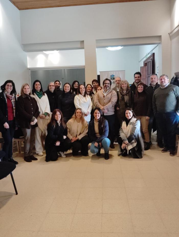 Grupo de trabajo, con personas de pie y otras agachadas