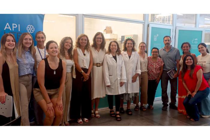 Autoridades del MIEM posan con un grupo numeroso; detrás, banners de la UTE
