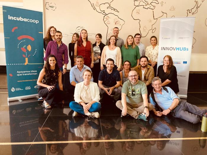 Segundo Encuentro de la Red de Incubadoras de Cooperativas de las Américas Participantes de instituciones en el encuentro, de pie y agachados
