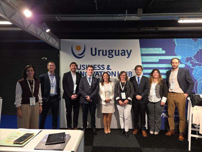 Personas, de pie, en el stand país de Uruguay XXI