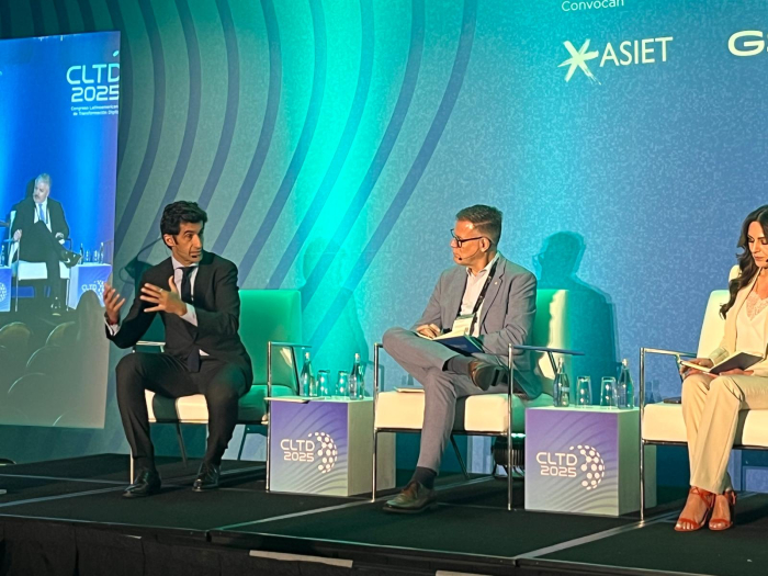 Panel en el que participó el director Pablo Siris Siris, junto a un hombre y a una mujer, sentados