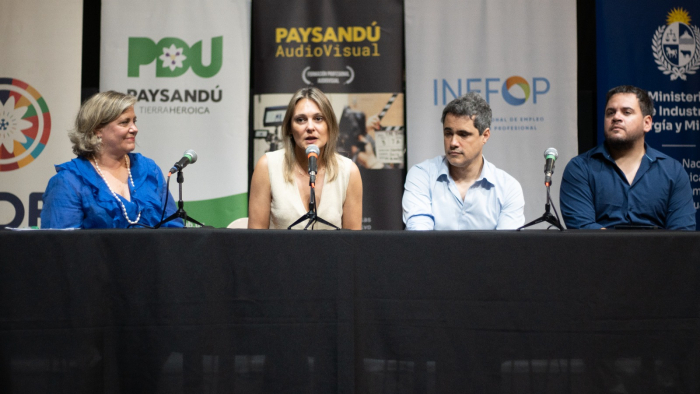 Autoridades y referentes técnicos Autoridades y referentes técnicos en mesa. Detrás banners institucionales.