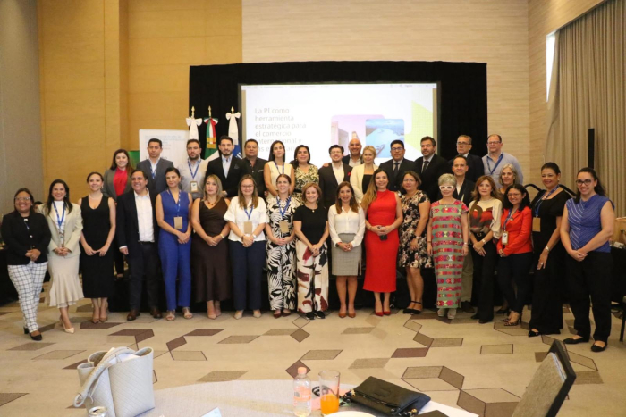 Foto oficial de participantes de la reunión regional de oficinas de propiedad intelectual