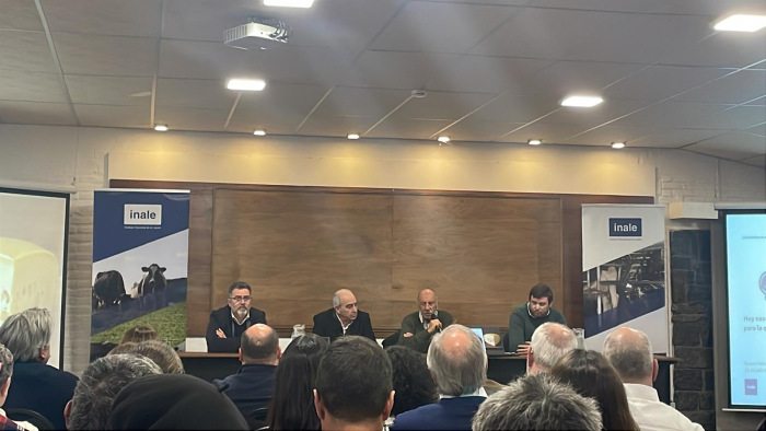 Lanzamiento de la marca Quesería Artesanal Certificada. Cuatro personas sentadas detrás de una mesa en un escenario