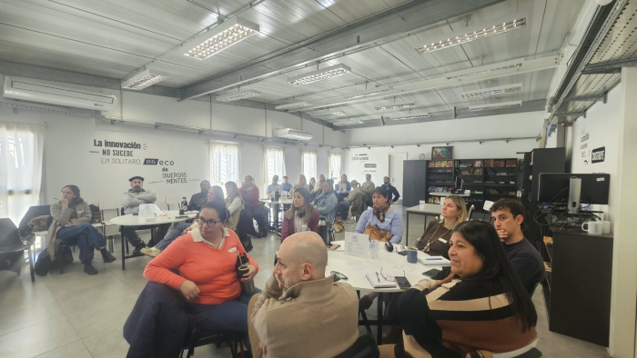 Módulo 1 en Salto Salón del PET con las y los participantes, sentados, mirando a la presentación