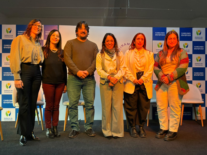 Autoridades de pie, entre ellas, Fernanda Cardona