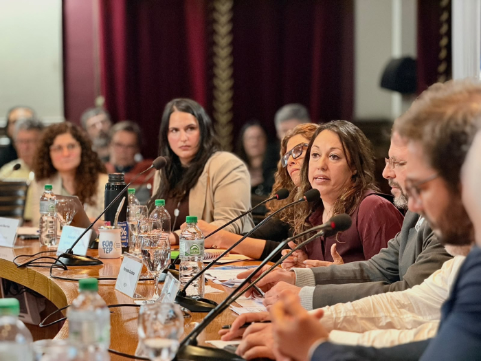 Cardona habla junto a otras y otros participantes
