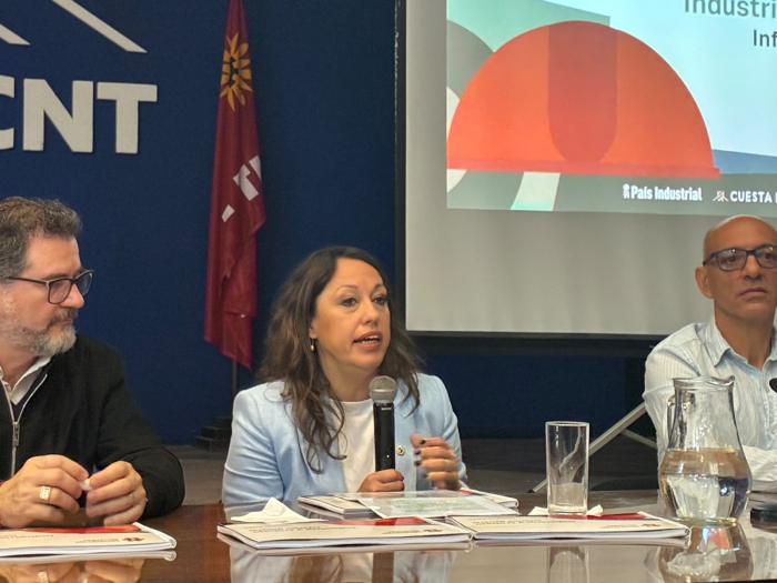 Danilo Dárdano, Fernanda Cardona y Marcelo Abdala Danilo Dárdano, Fernanda Cardona y Marcelo Abdala en mesa. Cardona habla a micrófono