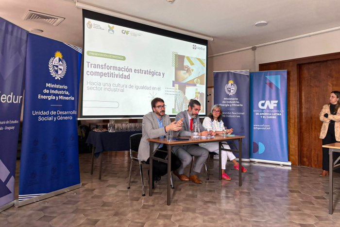 R. Díaz, director general de Secretaría (MIEM); A. Míguez, director (DNI); M. J. Scaniello (CIEDUR) Mesa de apertura con autoridades y facilitadora de CIEDUR, María José Scaniello