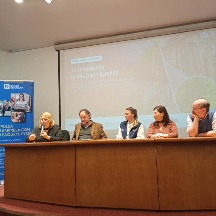 Panel de autoridades del MIEM, el MGAP, el INIA, el BROU y la CUMFA Personas sentadas en una mesa; detrás, pantalla
