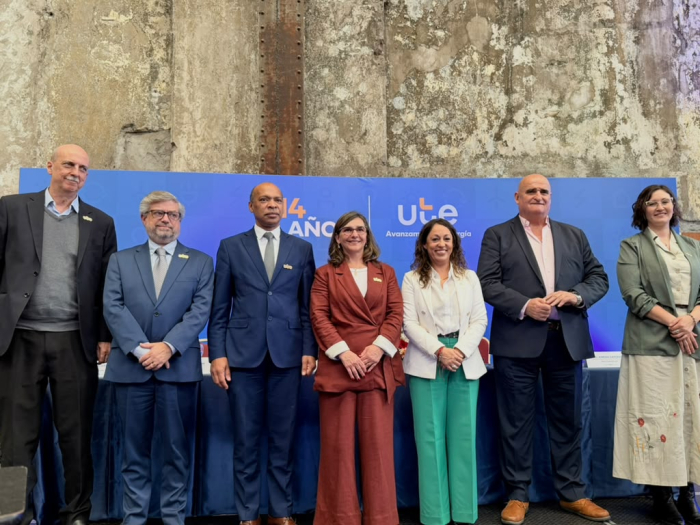Cardona y autoridades de UTE, de pie