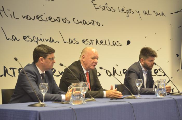 Mesa de autoridades Mesa de autoridades; habla Verri