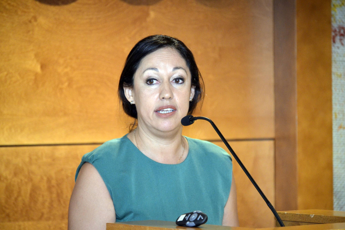 Ministra Cardona habla a micrófono. 