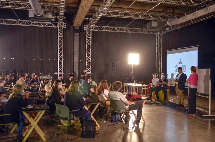 Participantes del taller y, a la derecha, Guzmán Acosta y Lara y encargados del workshop