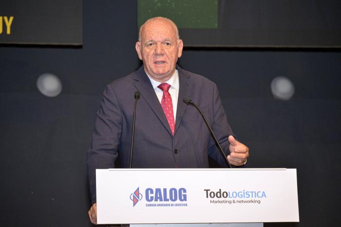 Ministro interino Walter Verri Verri habla desde un atril