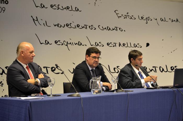 Mesa de autoridades; habla el director Fitzgerald Cantero