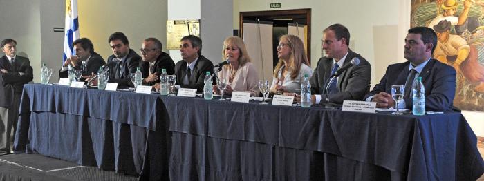 Ministra Cosse junto a representantes de Ancap