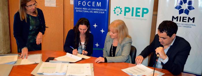 Firma de los convenios con las empresas beneficiarias en la 4ta convocatoria a proyectos PIEP