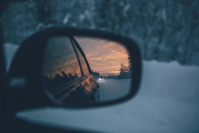 La consulta pública se vincula con un reglamento técnico Mercosur sobre vehículos a hidrógeno Foto de espejo retrovisor; en el reflejo se ve otro vehículo