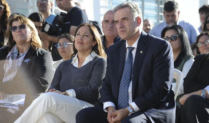 ㅤ Ministra Cardona sentada junto al Presidente Orsi.